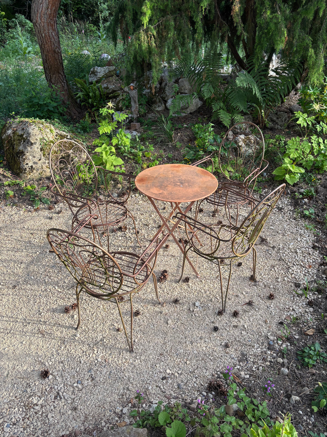 Nostalgischer Sitzplatz mit Gartentisch im Haselhof