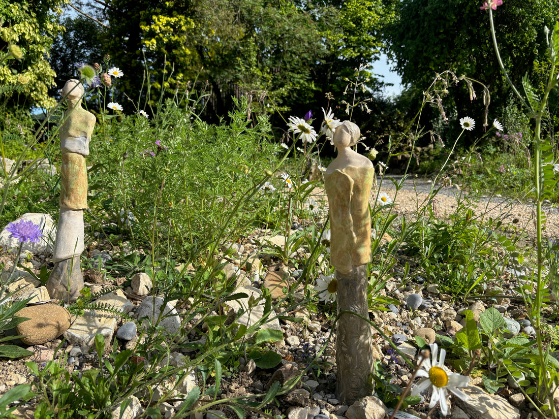 Geschnitzte Holzstelen im Garten des Haselhofs