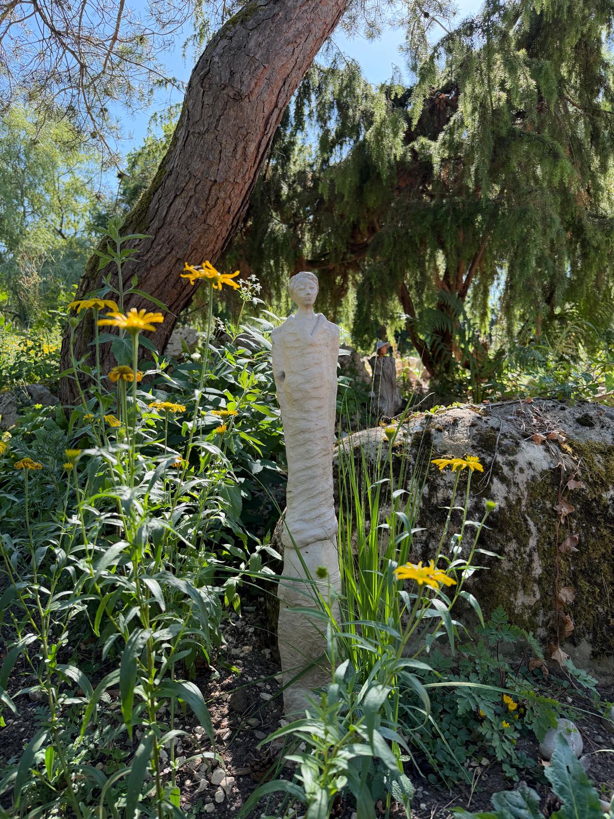 Gartenskulptur zwischen Sonnenhut und Wildstauden im Haselhof